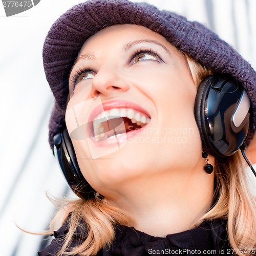 Image of Blonde lady listening to the music.