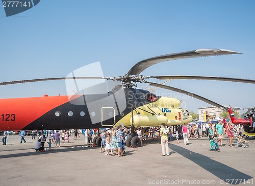 Image of People explore the MI-10K helicopter