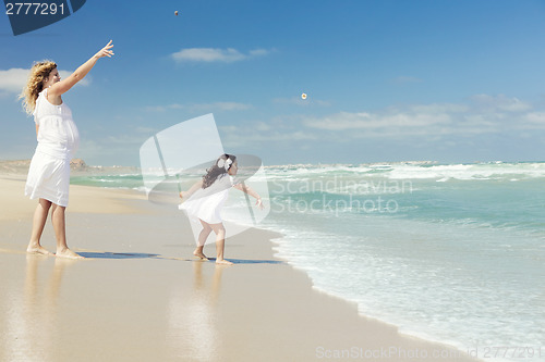 Image of Modher and daughter throwing stones