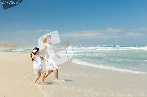 Image of Modher and daughter throwing stones