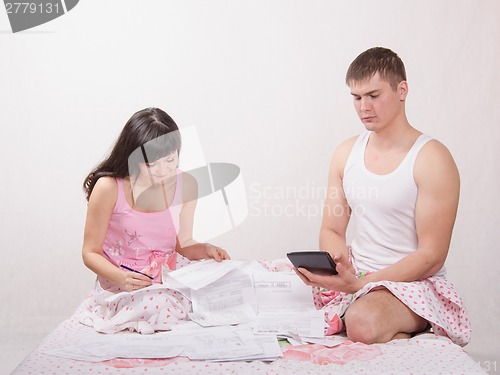 Image of Newlyweds count amount of interest on loan