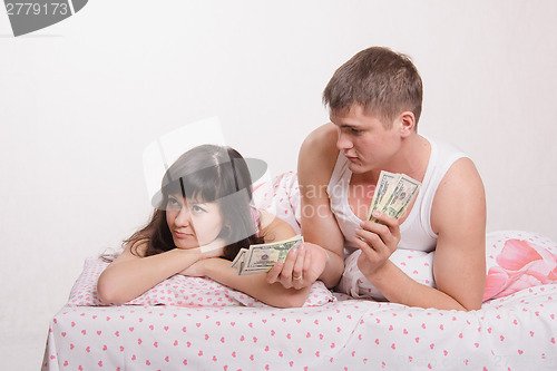 Image of Guy offers offended girl money