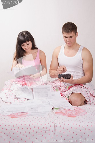 Image of Newlyweds make out invoices and bills for rent