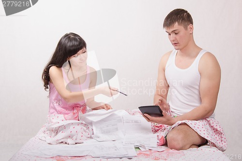 Image of Husband and wife are counted amount for payment