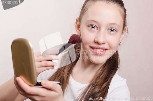 Image of Girl gets twelve years brush powder on the face