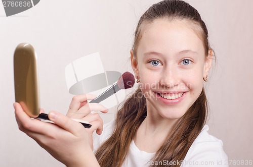 Image of Teen learns to apply the powder on your face