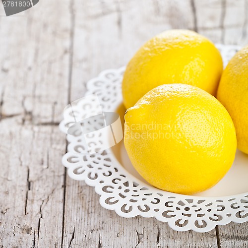 Image of three fresh lemons 