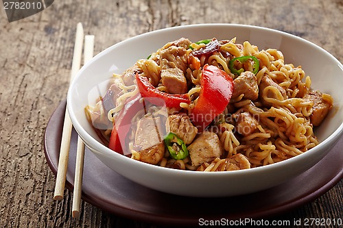 Image of bowl of noodles with chicken and vegetables