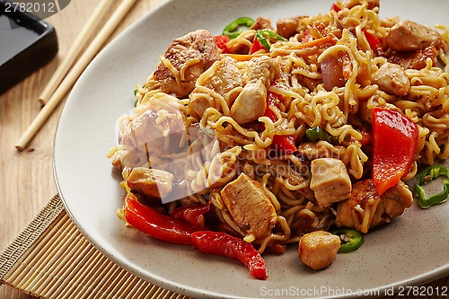 Image of noodles with chicken and vegetables