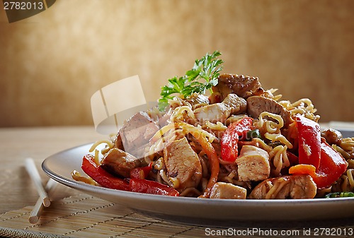 Image of noodles with chicken and vegetables