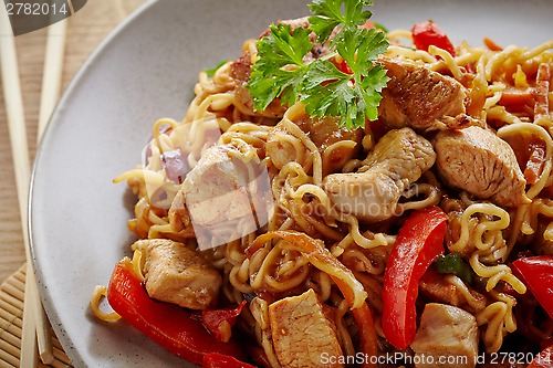 Image of noodles with chicken and vegetables