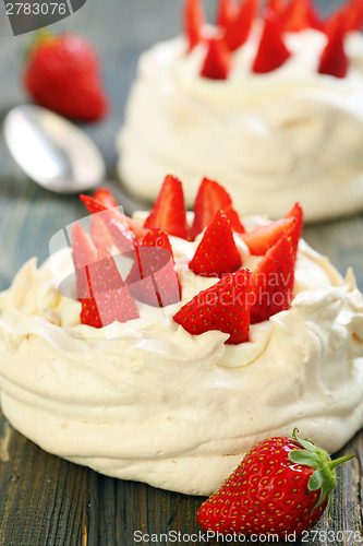 Image of Pavlova dessert with lemon cream.