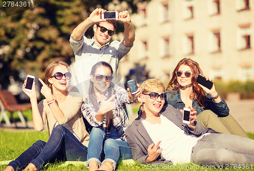 Image of students showing smartphones