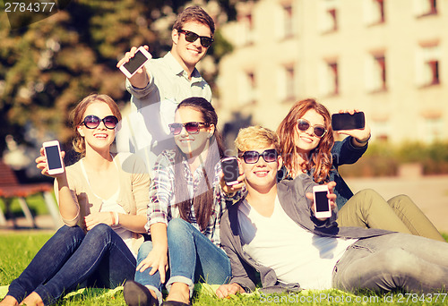 Image of students showing smartphones