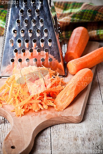 Image of metal grater and carrots