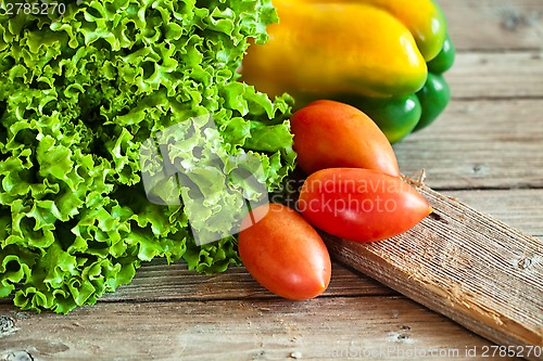 Image of lettuce salad, tomatoes and bell pepper 