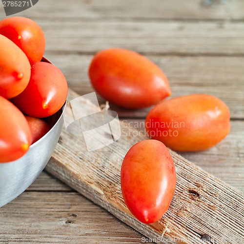 Image of fresh tomatoes in metal bowl 