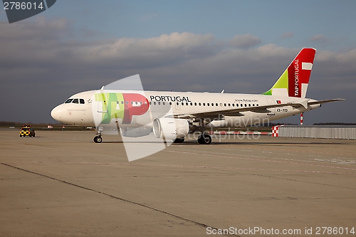 Image of Plane taxiing