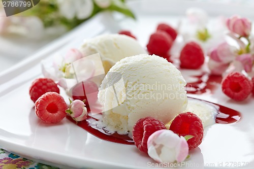 Image of Vanilla Ice Cream with fresh berries