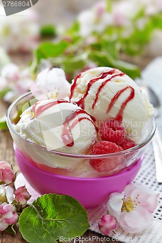 Image of Vanilla Ice Cream with fresh berries