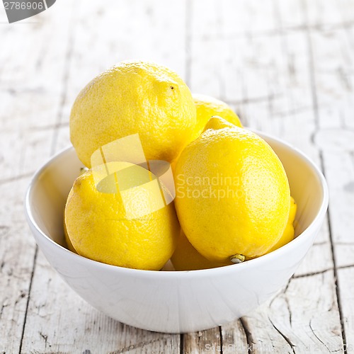 Image of fresh lemons in a bowl 
