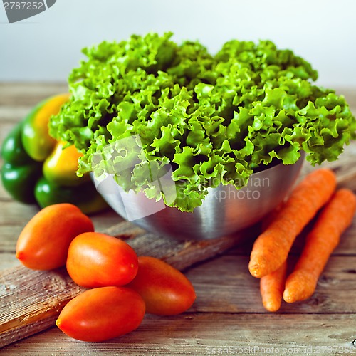 Image of lettuce salad, tomatoes, bell pepper and carrots