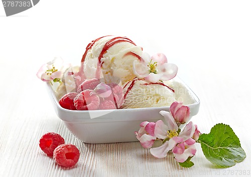 Image of Vanilla Ice Cream with fresh berries