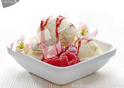 Image of Vanilla Ice Cream with fresh berries