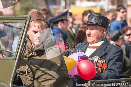 Image of Veteran of World War 2 on the SUV of those times