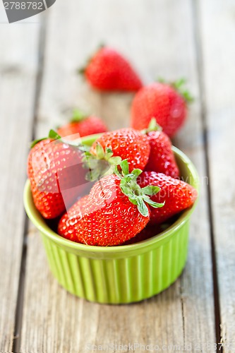 Image of bowl with fresh strawberries 