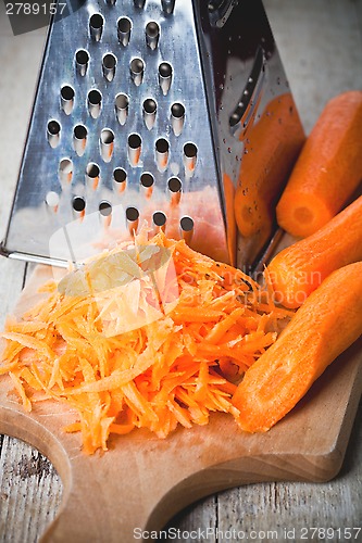 Image of metal grater and carrot