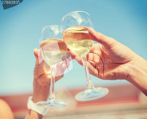 Image of couple drinking wine in cafe