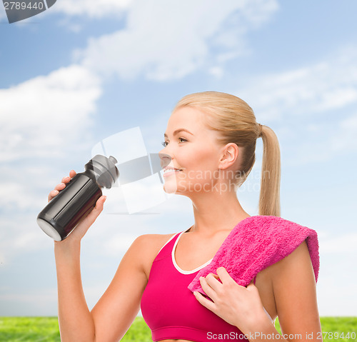 Image of sporty woman with special sportsman bottle