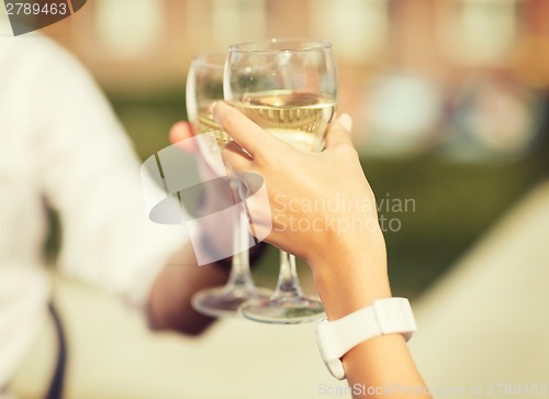 Image of couple drinking wine in cafe