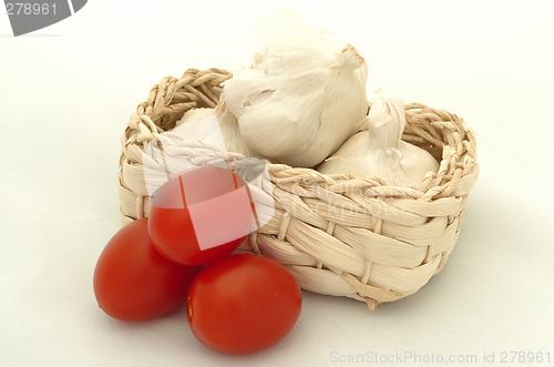Image of garlic and tomatoes