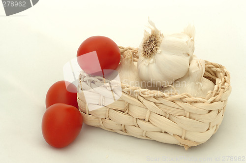 Image of garlic and tomatoes