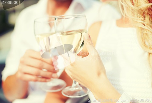 Image of couple drinking wine in cafe