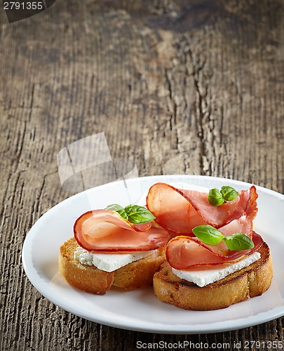 Image of Toasted bread with serrano ham and fresh cheese