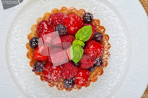 Image of Cake with fresh berries