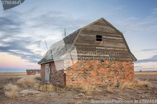 Image of abandoned brick barn 