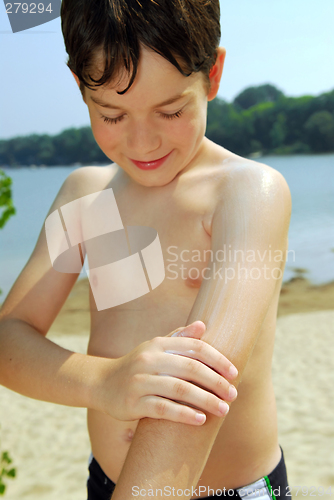 Image of Boy applying sunscreen