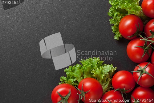 Image of red tomatoes with green salad