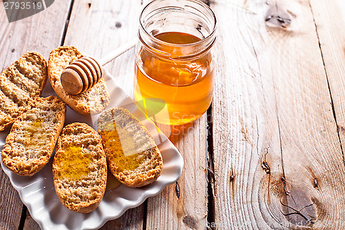 Image of crackers in plate and honey 