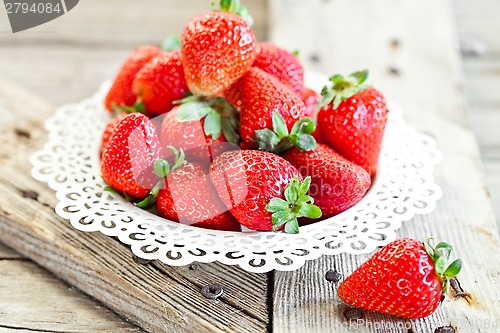 Image of plate with fresh strawberries 