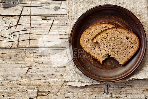 Image of rye bread in a plate