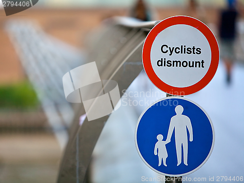 Image of Cyclists, track sign