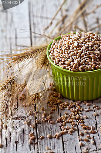 Image of wheat grain in bowl and ears