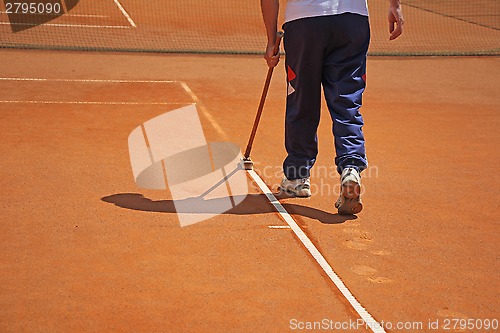 Image of Cleaning line on a tennis court 