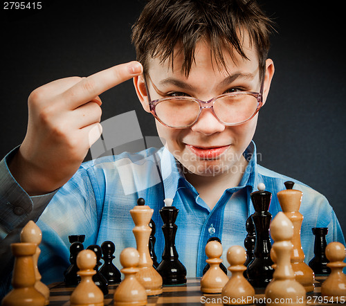 Image of Nerd play chess