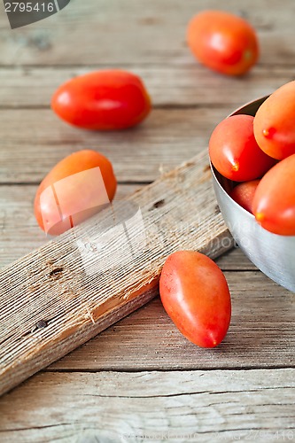 Image of fresh tomatoes in metal bowl 